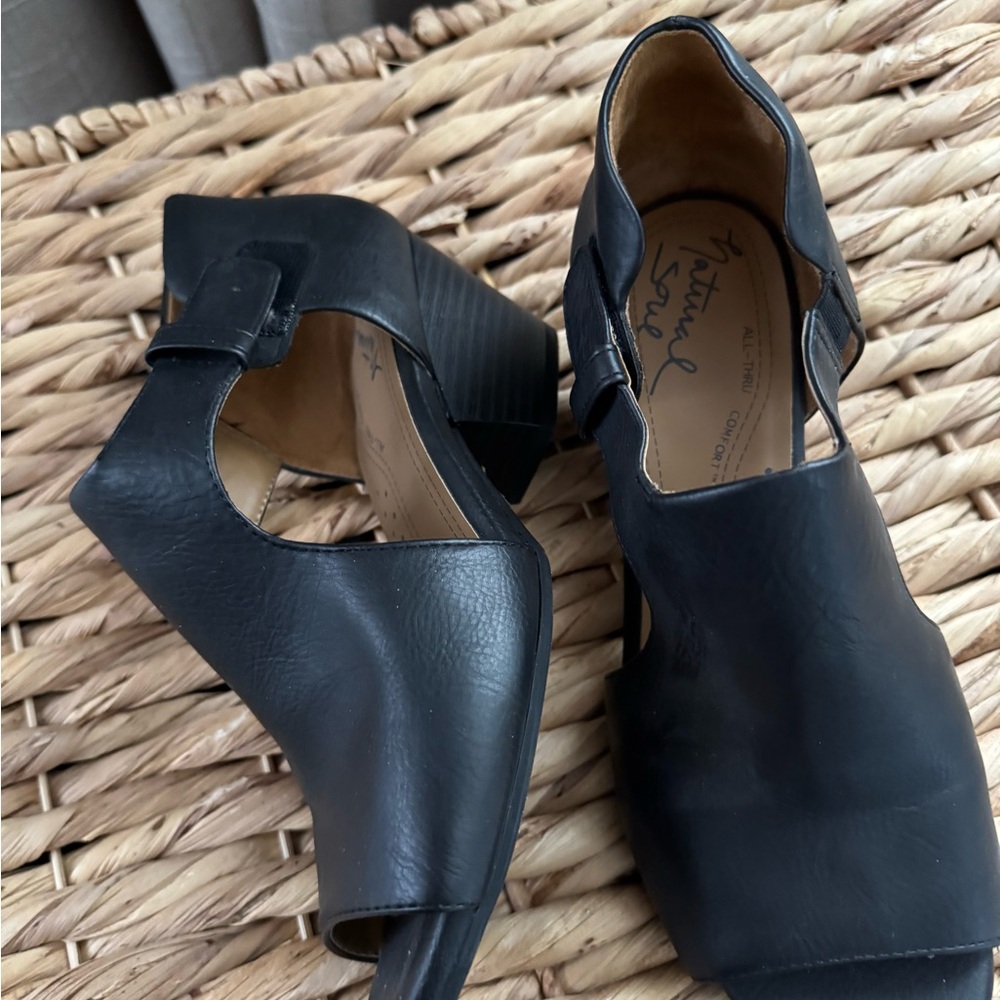Natural Soul Black Leather Cutout Block Heel Sandals